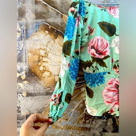 FORMAL ZARA SEA GREEN FLORAL BLOUSE WITH CUT OUT BACK AND RUCHED SLEEVES. - Picture 4 of 5